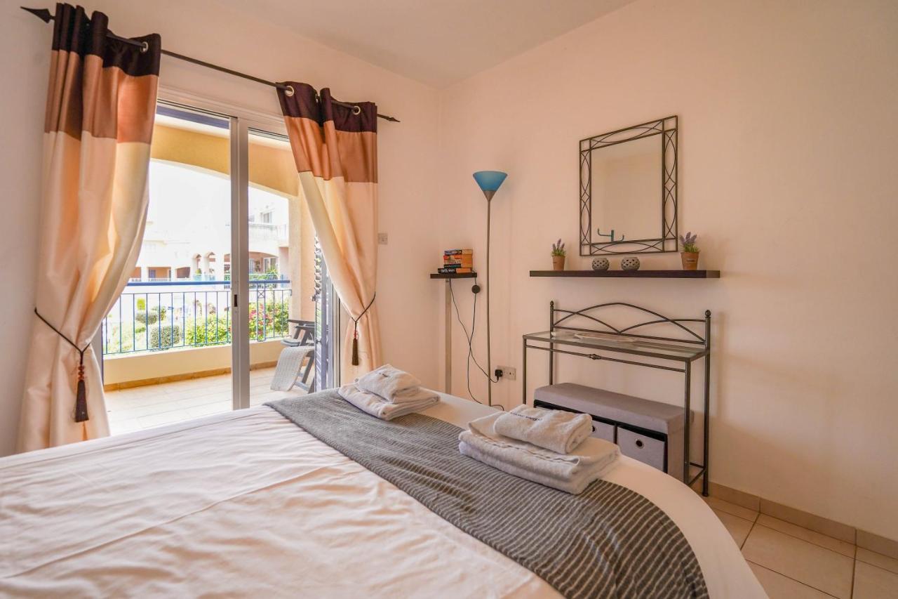 Resitour - Regina Gardens Apartment Paphos Bagian luar foto