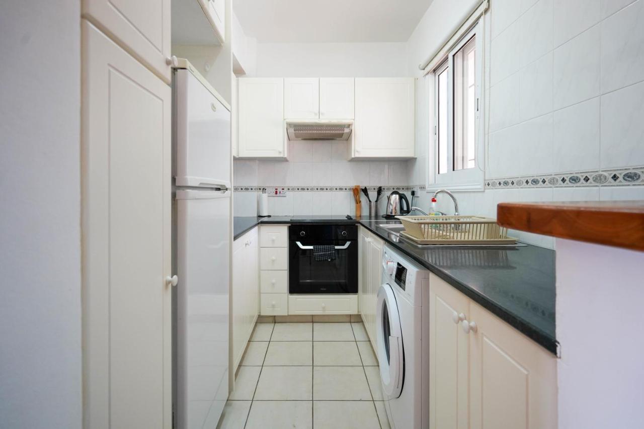 Resitour - Regina Gardens Apartment Paphos Bagian luar foto