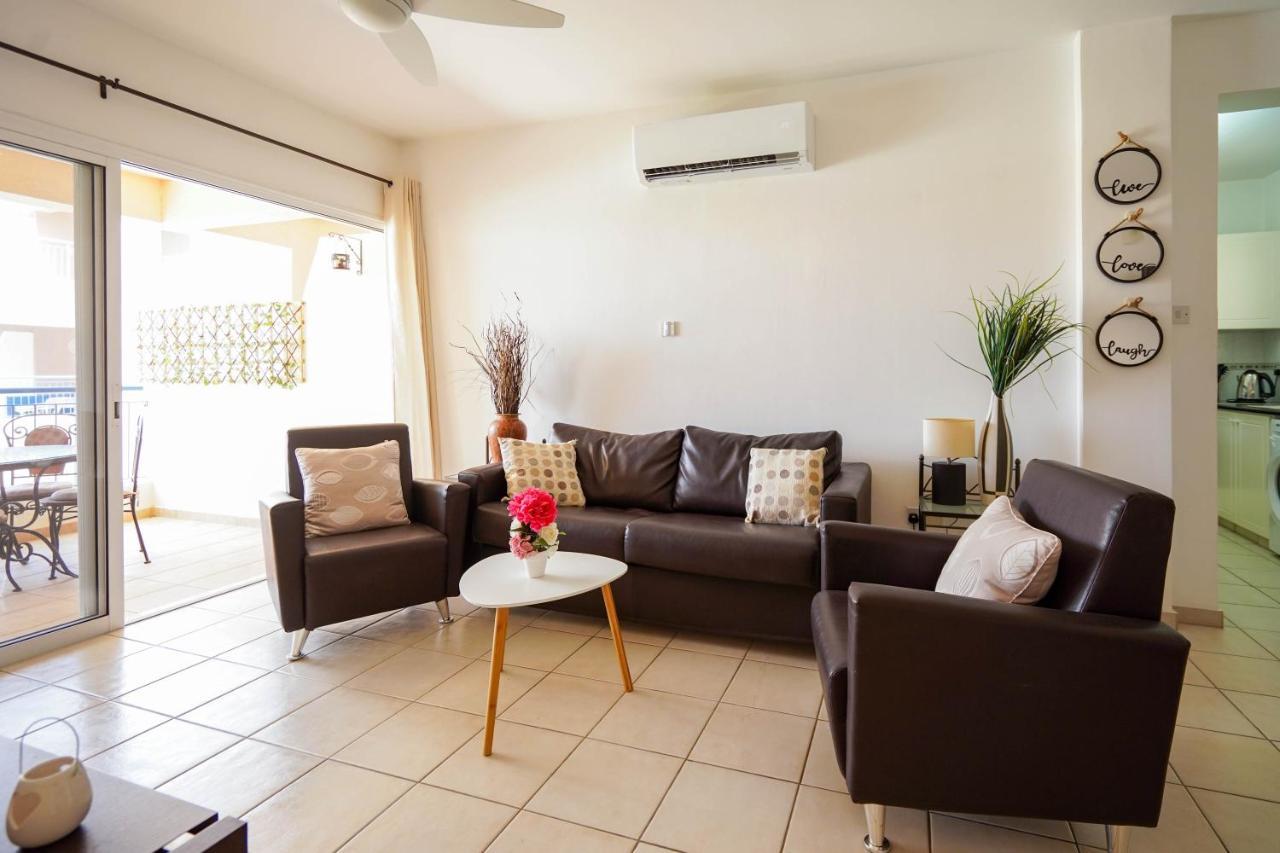 Resitour - Regina Gardens Apartment Paphos Bagian luar foto