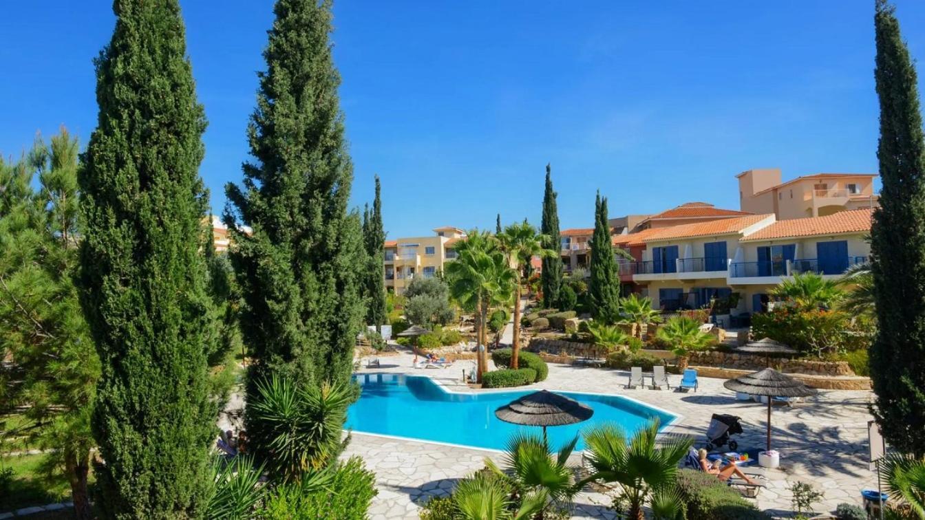 Resitour - Regina Gardens Apartment Paphos Bagian luar foto