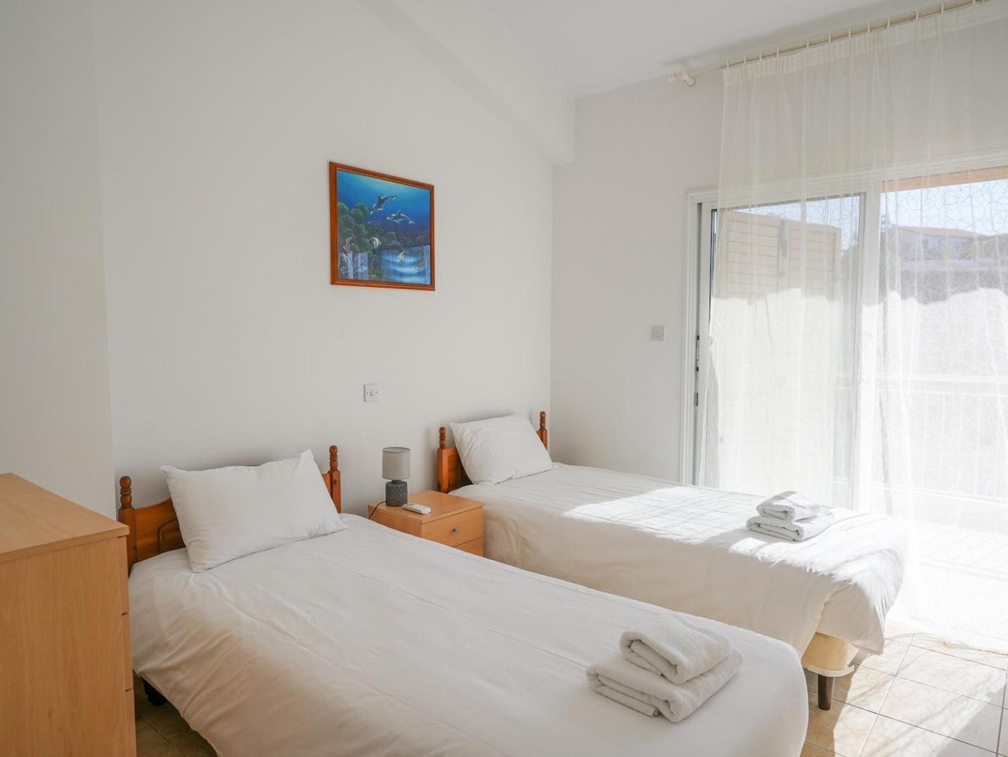 Resitour - Regina Gardens Apartment Paphos Bagian luar foto