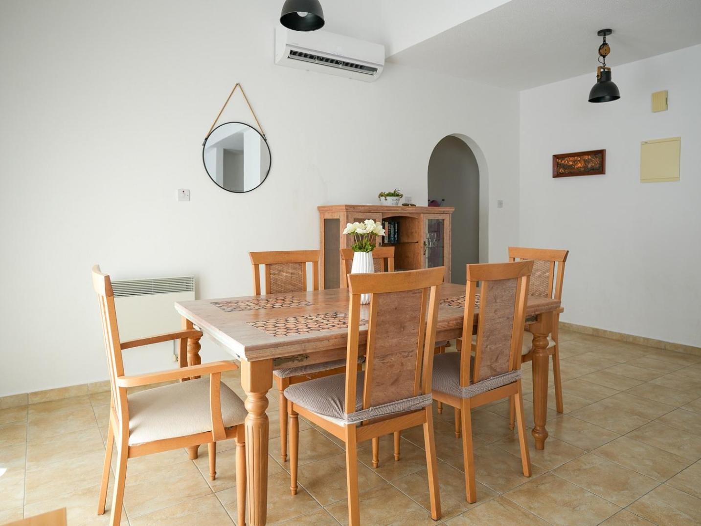 Resitour - Regina Gardens Apartment Paphos Bagian luar foto