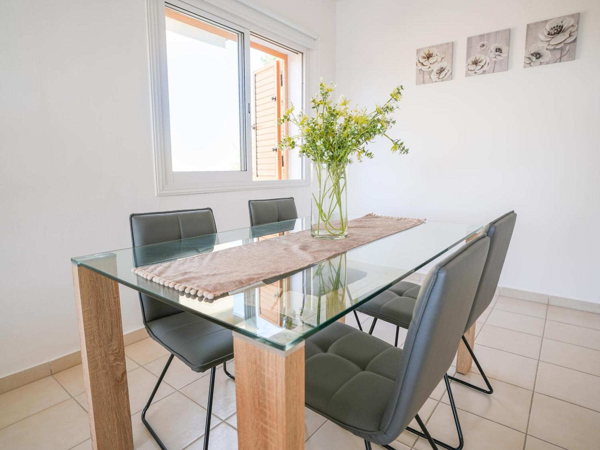 Resitour - Regina Gardens Apartment Paphos Bagian luar foto