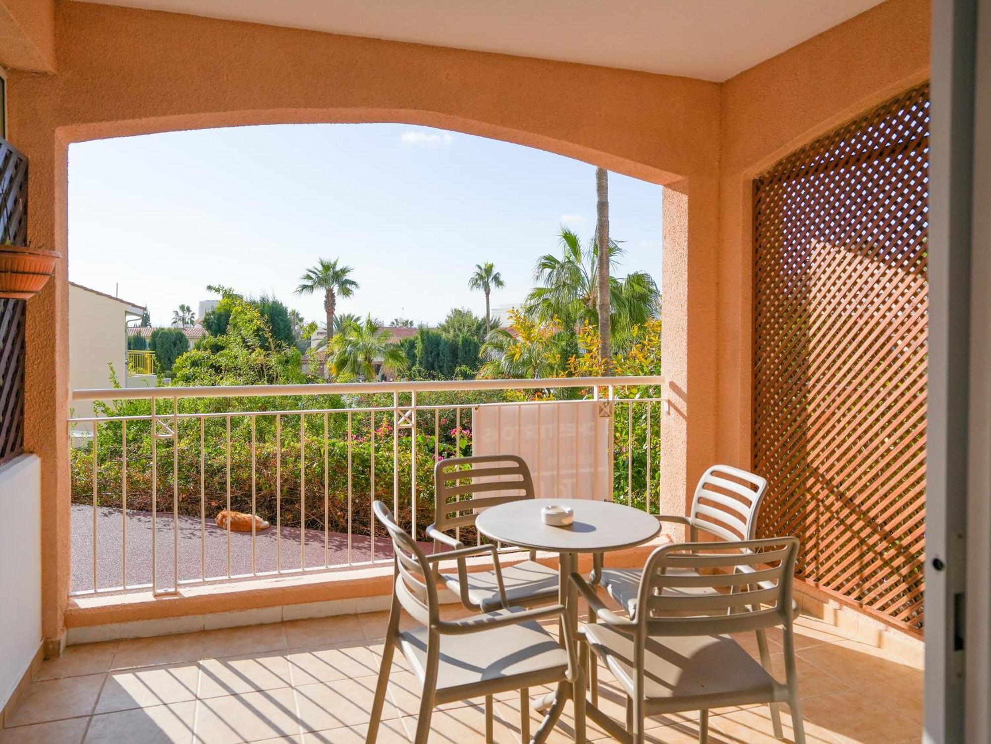 Resitour - Regina Gardens Apartment Paphos Bagian luar foto