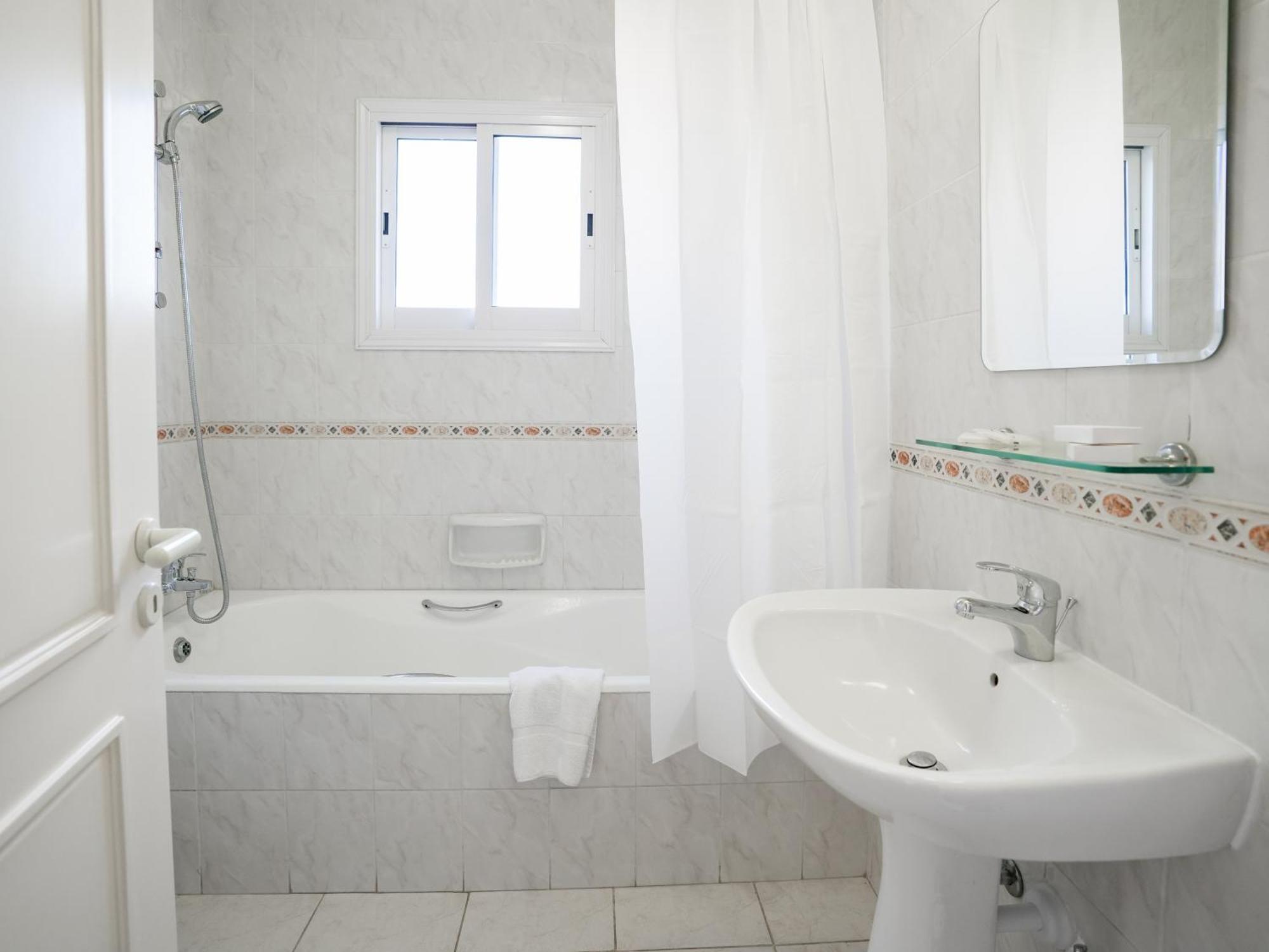 Resitour - Regina Gardens Apartment Paphos Bagian luar foto