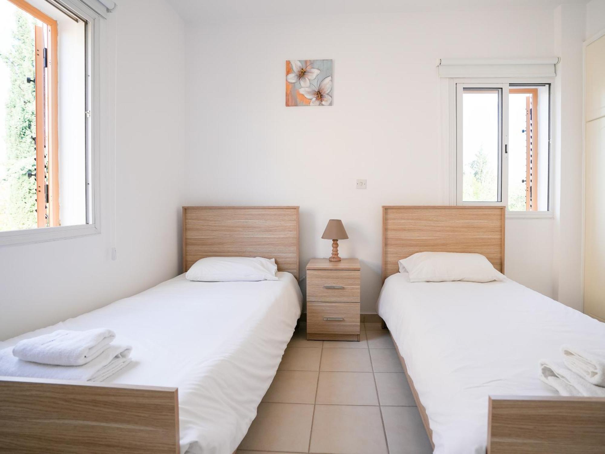 Resitour - Regina Gardens Apartment Paphos Bagian luar foto