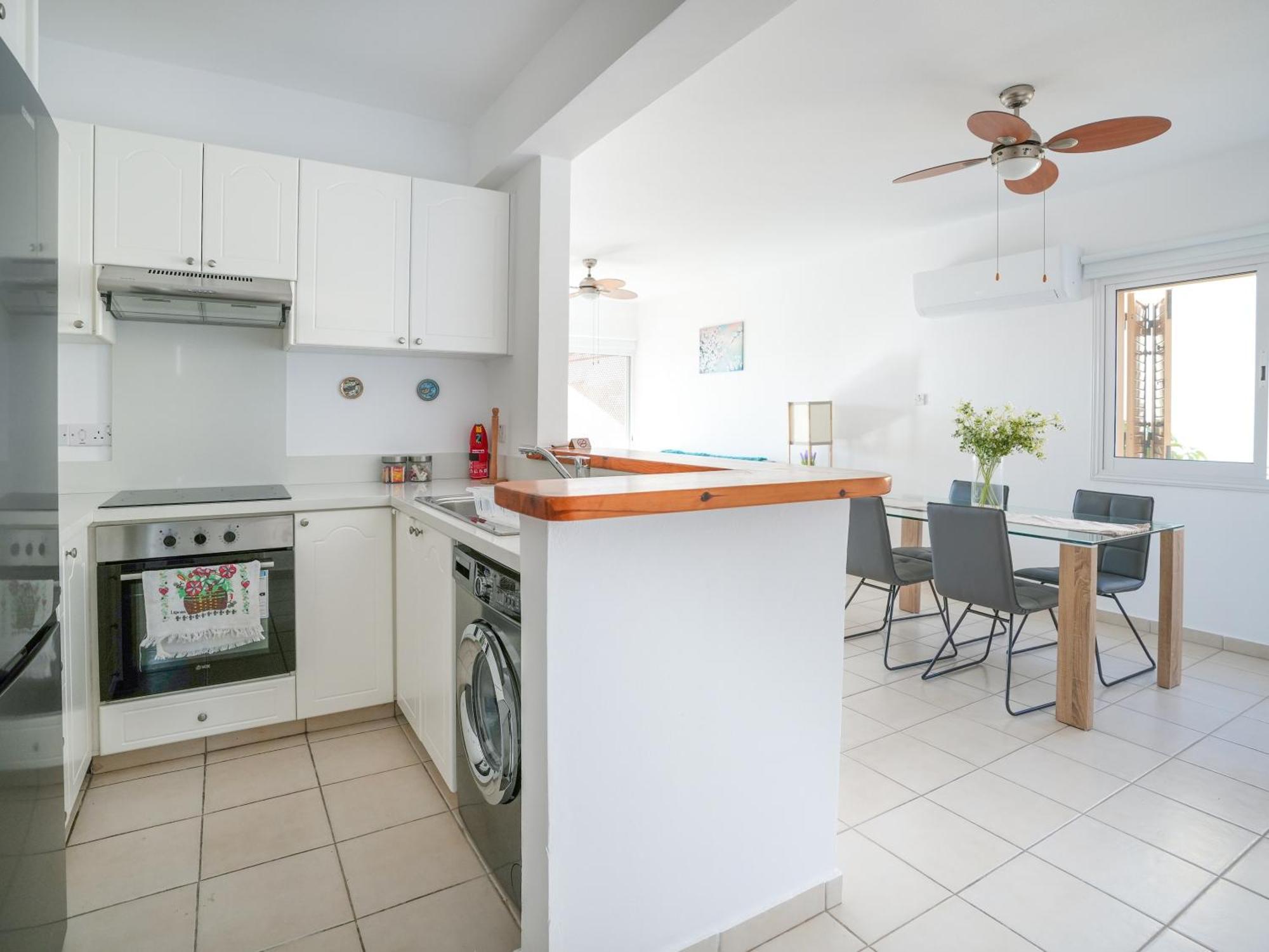 Resitour - Regina Gardens Apartment Paphos Bagian luar foto